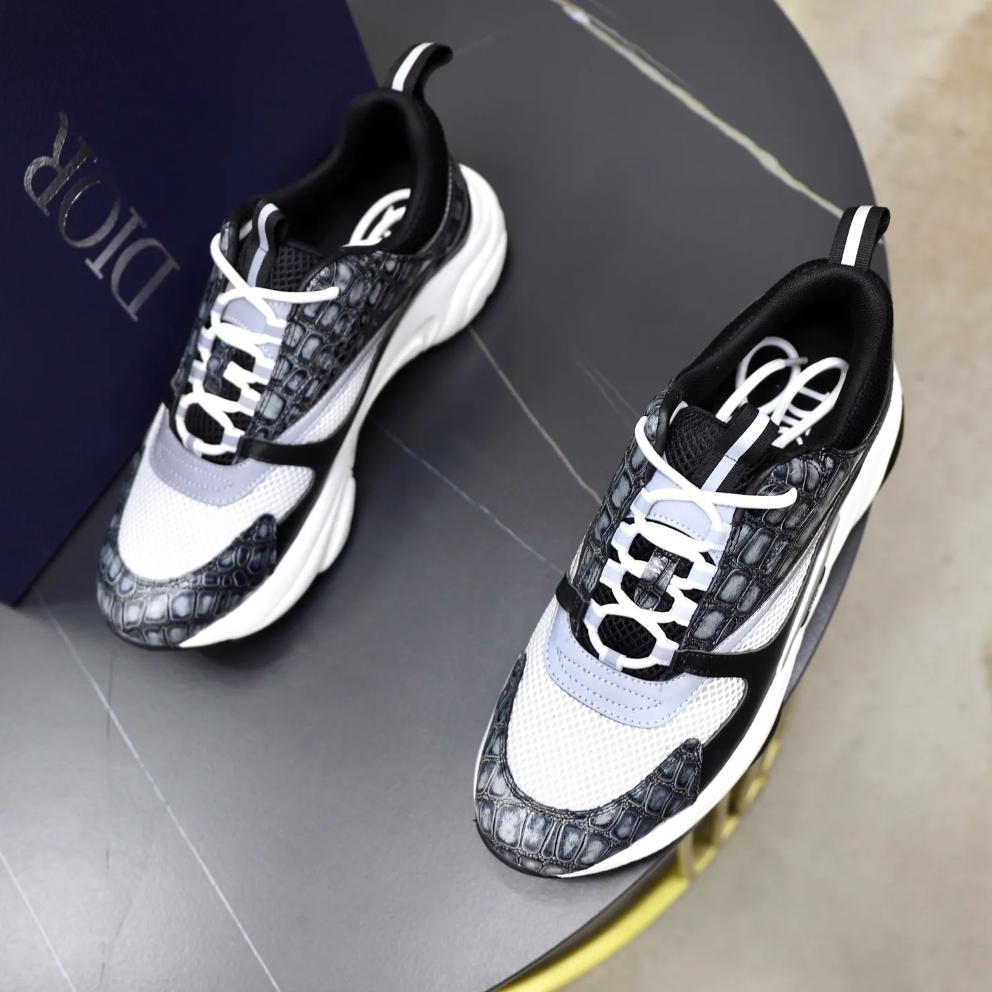 Ex-factory price: 500💰🙅‍♂️🙅‍♂️🙅‍♂️ Brand: Dior DIOR Standard code: 38-44 (45, 46 customized) Grade: Same as the official website Material: Original leather splicing Comfortable and breathable lining Original wear-resistant outsole Style category: Men's fashionable casual shoes Running sneakers Noble luxury brand elements Top luxury Color: actual picture color